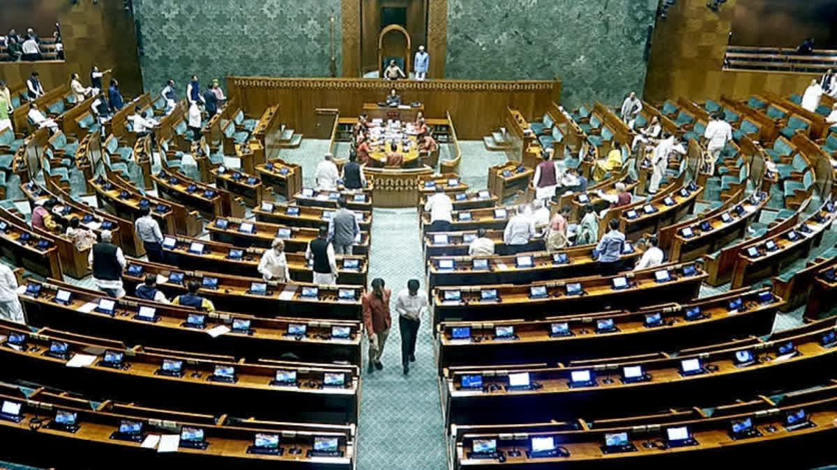 مانسون اجلاس میں ہنگامہ، امریکی ٹیرف اور ایس آئی آر پر اپوزیشن کا شور، ایوان کی کارروائی روک دی گئی