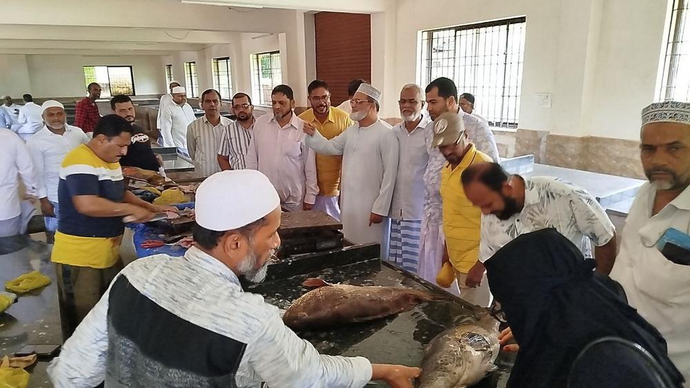 بھٹکل کی نئی ہائی ٹیک فِش مارکٹ نے پکڑی رفتار؛ تیسرے دن خریداروں کا ہجوم، پچاس سے زائد اسٹالس بُک