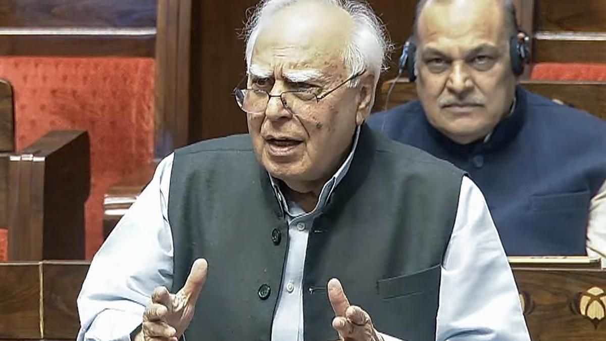 ایس آئی آر کے دوران بی ایل اوز کی اموات پر کپل سبل کا حکومت سے سخت سوال، ملک بھر میں 33 جانیں  گئی ہیں اس کا ذمہ دار کون ؟