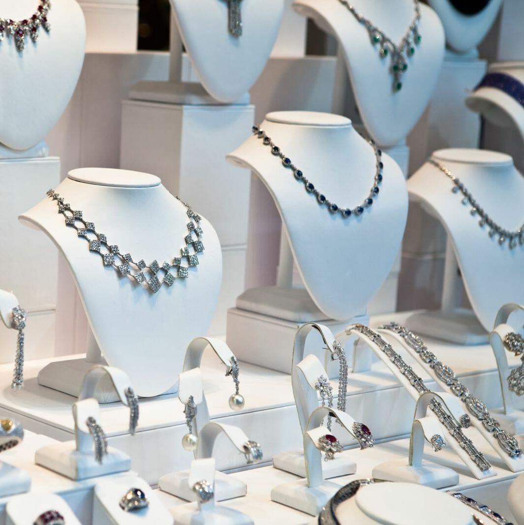 بیندور : جیویلری شاپ کا تالا توڑ کر چوروں نے اڑائے لاکھوں کے زیورات