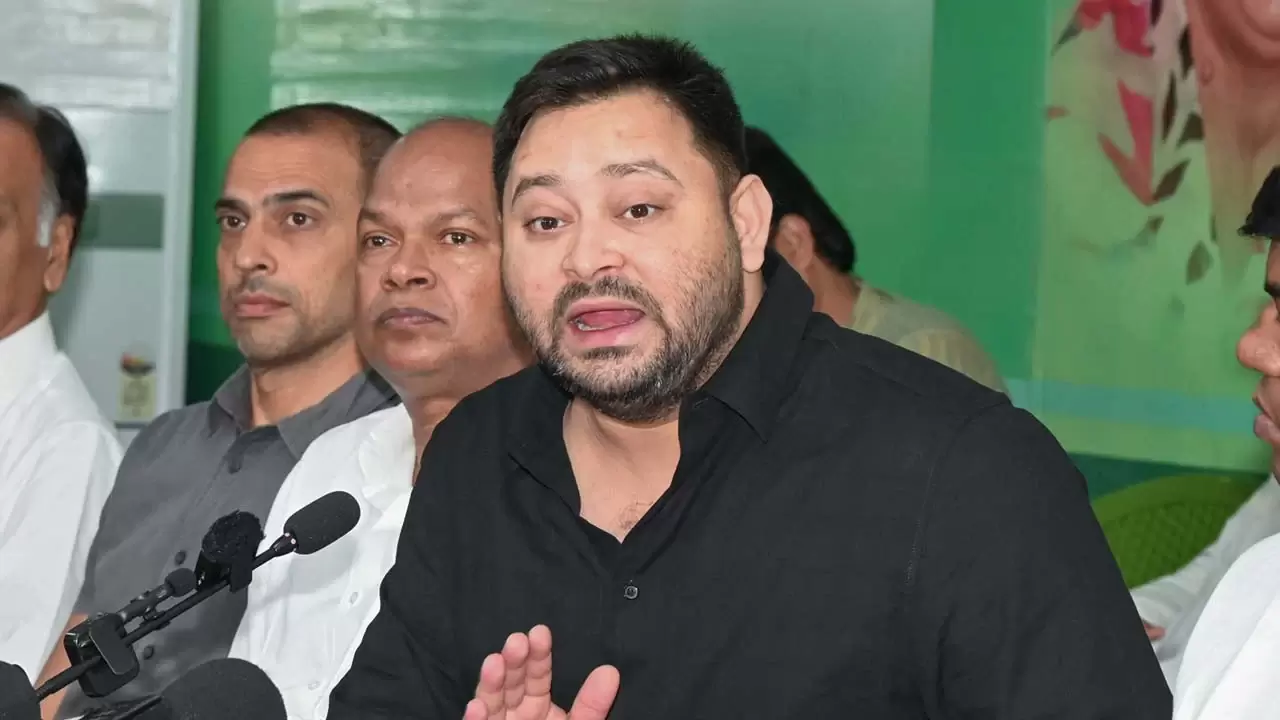 تیجسوی یادو کا انتخابی فہرست کی جانچ پر سوال، الیکشن کمیشن پر فرضی اعدادوشمار کے ذریعے عوام کو گمراہ کرنے کا الزام
