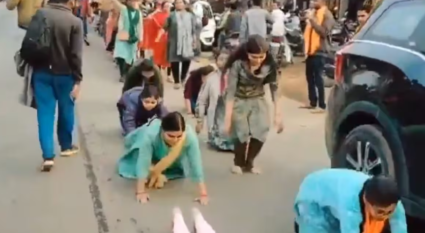 چھتیس گڑھ میں تین ہزار ٹیچروں کو نوکریوں سے نکالے جانے پر انوکھا احتجاج؛ لیڈیس ٹیچرس سڑکوں پر لیٹ کر کرتی پائی گئی احتجاجی مظاہرہ