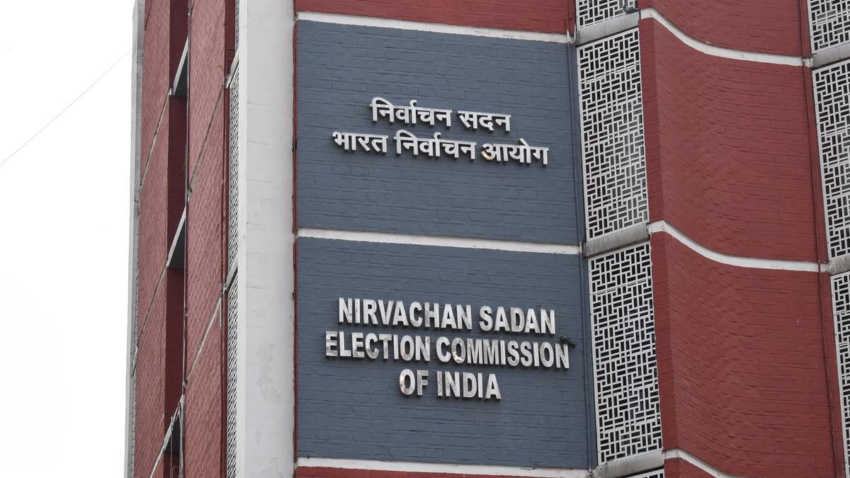 سابق چیف الیکشن کمشنر کا الیکشن کمیشن کو مشورہ: ’ووٹ چوری پر خود نوٹس لے کر فوری جانچ شروع کریں‘