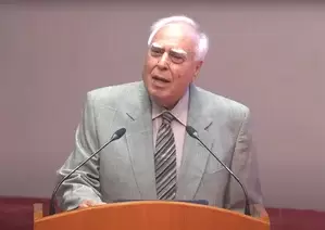 کپل سبل کا دعویٰ: ووٹر لسٹوں میں ہیرا پھیری سے جمہوریت کو خطرہ، اپوزیشن سے اتحاد کی اپیل