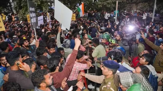 یو جی سی کے نئے ضوابط کے خلاف طلبہ کا ملک گیر احتجاج، دہلی اور لکھنؤ میں زور دار مظاہرے