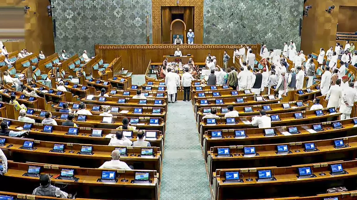 وزرائے اعلیٰ کی برطرفی بل پر ہنگامہ، اپوزیشن نے قرار دیا ’جمہوریت پر حملہ‘، معاملہ کمیٹی کے حوالے